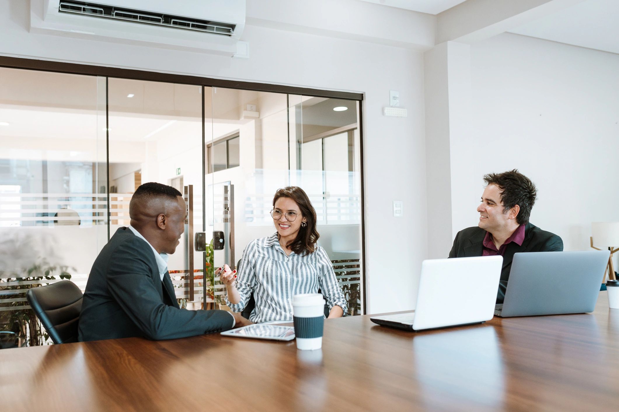 Professionals in a relaxed strategy conversation